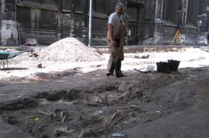 Rouen, Saint-Eloi, ossuaires mis au jour sur le côté Nord du temple Saint-Éloi