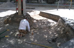 Rouen, Saint-Eloi,nettoyage d’une voie pavée aménagée au XVIIIe siècle après l’abandon du cimetière