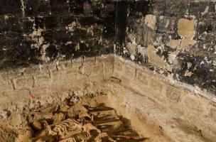 Alignement des corps dans la grande fosse commune (salle 5)