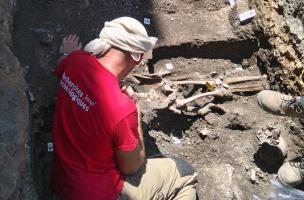 Rouen, Saint-Eloi, fouille manuelle d’une sépulture