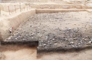 Une aire de cuisson et de consommation de palourdes vue en coupe, site du lot 73 &agrave; Saint-Martin (Petites Antilles), phase 2, 1500-1160 av. J.-C.