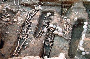 Tombes &laquo; anthropomorphes &raquo; creus&eacute;es dans la terre, fin du XIIe si&egrave;cle et premi&egrave;re moiti&eacute; du XIIIe si&egrave;cle