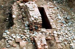 Caveaux en briques de la premi&egrave;re moiti&eacute; du XIIIe si&egrave;cle