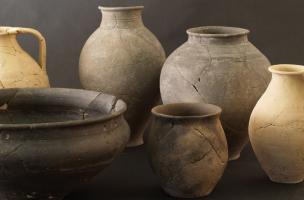 Vaisselle en usage au IIe et au Ier si&egrave;cle avant notre &egrave;re, retrouv&eacute;e bris&eacute;e au fond de puits. 