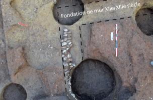 Diverses fosses m&eacute;di&eacute;vales et un mur partiellement r&eacute;cup&eacute;r&eacute; recoupant des remblais antiques
