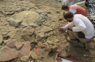  Fouille et pr&eacute;l&egrave;vement des d&eacute;cors d'enduits peints - Meaux, rue saint-fiacre