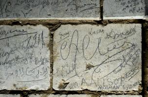 Regroupement de noms de soldats australiens de la Grande Guerre retrouvées dans la grotte souterraine de Naours (Somme), 2016.  On note en bas à droite du cliché l’inscription laissée par Allan Allsop le 2 janvier 1917. C’est grâce au journal de marche de