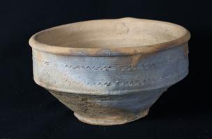 Bol caréné en céramique bistre des VIe-VIIe siècles mis au jour rue Sénateur Gillot à Sevrey (Saône-et-Loire).