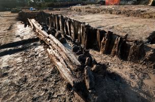 Pieux délimitant le canal desservant les tanneries, XIIIe s., fouille du site de l'Hôtel du Département à Troyes (Aube), 2010.  Le canal (1,20 m de large pour 2 m de profondeur) est doté d'un système de vannage permettant le contrôle du débit. 