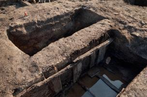 Grandes fosses réservées à la dépilation des peaux brutes, avant tannage (XIVe-XVe s.), fouille du site de l'Hôtel du Département à Troyes (Aube), 2010. 