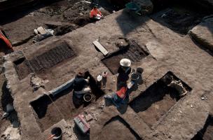 Fonds de bassins en vannerie destinés au tannage des peaux datés des XIVe-XVe s., fouille du site de l'Hôtel du Département à Troyes (Aube), 2010.  Ces bassins contenaient une forte concentration d’écorce de chêne broyée et donc de tanin, renforçant et fa