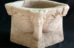 Mortier culinaire en pierre du XIIIe s., fouille du site de l'Hôtel du Département à Troyes (Aube), 2010.  Mortier destiné à moudre les épices et les préparations d'apothicaire. 