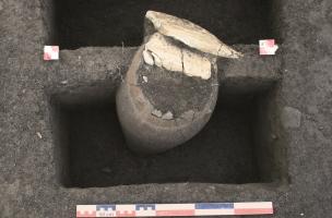 Vase entier du Bronze moyen (1600-1500 avant notre &egrave;re) sur le site des Queyriaux &agrave; Cournon-d'Auvergne (Puy-de-D&ocirc;me), 2011.  Le vase a &eacute;t&eacute; install&eacute; au fond d&rsquo;une fosse, son ouverture correspondant au niveau du sol. Une plaquette de marno-calcaire a &eacute;t&eacute; ta