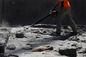 D&eacute;gagement d'un niveau de d&eacute;potoir au fond du port antique, Antibes (Alpes-Maritimes), 2012.Le fond du bassin portuaire antique, qui s'est progressivement ensabl&eacute;, a r&eacute;v&eacute;l&eacute; des dizaines de milliers d'objets qui se r&eacute;partissent dans des couches stratigraph