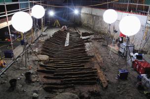 Eclairage nocturne pour la photogramm&eacute;trie, &eacute;pave romaine mise au jour dans le port antique d'Antibes (Alpes-Maritimes), 2012.