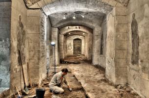 Mise au jour des fondations d'un grand b&acirc;timent public du Bas-Empire, larges de pr&egrave;s de 2 m, et de son trottoir ext&eacute;rieur dans le collat&eacute;ral sud de la crypte de la basilique Notre-Dame de Boulogne-sur-Mer (Pas-de-Calais), 2012.