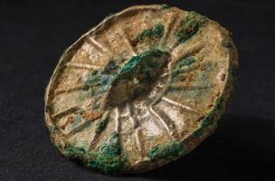 Miroir en m&eacute;tal blanc alano-sarmate, IVe-Ve&nbsp;s. de notre &egrave;re, Obernai (Bas-Rhin), 2013.  Sa fonction, vraisemblablement symbolique, devait &ecirc;tre protectrice. Ces miroirs circulaires en bronze ou en m&eacute;tal blanc sont d&eacute;polis d'un c&ocirc;t&eacute; et portent de l'autre un