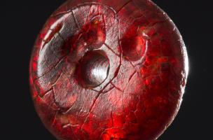 Perle en ambre, &agrave; l'origine enfil&eacute;e &agrave; une ch&acirc;telaine, IVe-Ve&nbsp;s. de notre &egrave;re, Obernai (Bas-Rhin), 2013.