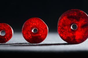 Perles en ambre, &agrave; l'origine enfil&eacute;es &agrave; une ch&acirc;telaine, IVe-Ve&nbsp;s. de notre &egrave;re, Obernai (Bas-Rhin), 2013.