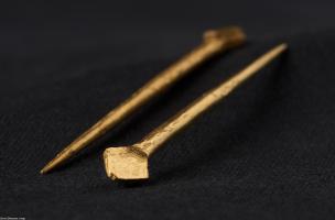 &Eacute;pingles en or fixant le v&ecirc;tement sur les &eacute;paules de la d&eacute;funte, IVe-Ve s. de notre &egrave;re, Obernai (Bas-Rhin), 2013.  Ces &eacute;pingles apparaissent &eacute;galement dans les tombes d'Europe centrale et orientale &agrave; la m&ecirc;me &eacute;poque. 