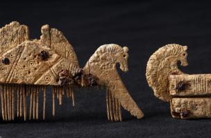 Vue de d&eacute;tail des d&eacute;cors d'un peigne et de son &eacute;tui en bois de cerf mis au jour &agrave; Obernai (Bas-Rhin) en 2013.