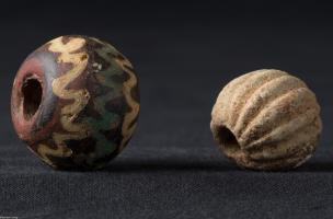 Perles en verre polychrome &agrave; l'origine enfil&eacute;es &agrave; une ch&acirc;telaine, IVe-Ve&nbsp;s. de notre &egrave;re, Obernai (Bas-Rhin), 2013.