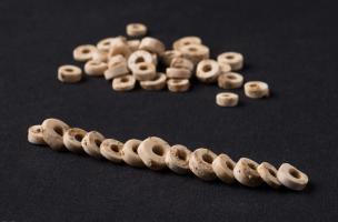 Perles en calcaire retrouv&eacute;es dans une s&eacute;pulture n&eacute;olithique, vers 4750 avant notre &egrave;re, Obernai (Bas-Rhin), 2013.