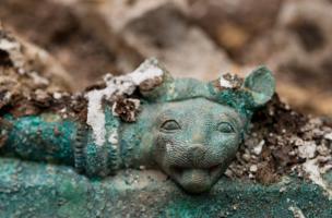 D&eacute;tail de la t&ecirc;te de f&eacute;lin ornant l'ouverture d'un chaudron en bronze, provenant d'une tombe princi&egrave;re dat&eacute;e du d&eacute;but du Ve si&egrave;cle avant notre &egrave;re, retrouv&eacute;e dans un complexe fun&eacute;raire monumental exceptionnel, mis au jour &agrave; Lavau (Aube), 2015. 