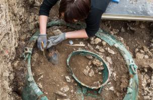 Fouille d'un chaudron en bronze d'un m&egrave;tre de diam&egrave;tre provenant d'une tombe princi&egrave;re dat&eacute;e du d&eacute;but du Ve si&egrave;cle avant notre &egrave;re, retrouv&eacute;e dans un complexe fun&eacute;raire monumental exceptionnel, mis au jour &agrave; Lavau (Aube).