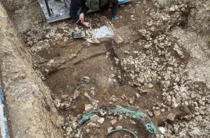 Fouille d'une tombe princi&egrave;re dat&eacute;e du d&eacute;but du Ve si&egrave;cle avant notre &egrave;re, d&eacute;couverte dans un complexe fun&eacute;raire monumental exceptionnel, &agrave; Lavau (Aube).