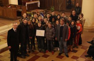 Le projet « Soldats voyageurs » mené par les élèves du collège des Coudriers, à Villers-Bocage, a reçu le prix Sadlier Stokes des mains de Brian Pontifex, Ambassadeur d’Australie auprès de l’OCDE, à l'occasion des cérémonies de l’Anzac day.