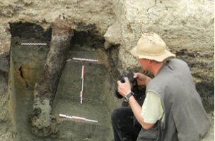 Bois en place au sein d&rsquo;une s&eacute;quence fluviale, qui a &eacute;t&eacute; observ&eacute; en fouille en 2012 - Autrecourt (08)
