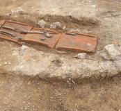 Tombe en bâtière, inhumation en coffrage de tuiles, orientée est-ouest. Des ossements en position secondaire a été retrouvé associé à l’individu en position primaire, à l’extérieur de la bâtière. Datation : fin de l’Antiquité ou début du Moyen Âge.