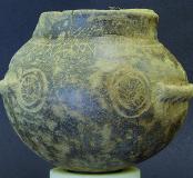 Le vase chasséen de Daurelle à décor soléïforme.