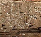 Vue aérienne du village fortifié en cours de fouille.  Mas de Roux, Castries, 2012-2013. © Mathieu Ott, Inrap