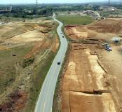 Vue aérienne de la voie antique sur l'emprise de Castelle et Fromigue (à droite) et de la départementale 116, qui pérennise la route gallo-romaine. Pinède, Castelle et Fromigue, Lattes (Hérault), 2013-2014. © Matthieu Raffier, Inrap