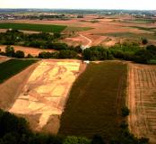 Vue aérienne des deux zones de décapage. De part et d'autres de canaux de dérivation du Bérange, les deux zones de fouille s'inscrivent dans le futur tracé de la ligne LGV.  Pascale et Bérange, Mudaison et Saint-Brès (Hérault), 2013.  © Drone Concept, Inrap