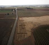 Décapage du tronçon de voie antique dans le secteur de Doulouzargues.  Doulouzargues, Codognan (Gard), 2013. © Drone Concept, Inrap