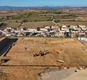 Au second plan se devine l'Oppidum de Montfo qui fait face à la zone de fouille tandis qu'au dernier plan s'élève l'extrémité sud du Massif central formé par la Montagne noire.
