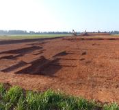 Vue générale de la fouille. L'exploration par décapages successifs à la pelle mécanique d'une vaste dépression argileuse au sein des niveaux de galets de la Costière nîmoise a permis de recueillir près de 500 objets en pierre taillée. Mas de Vouland, Nîmes (Gard), 2013.  © Vincent Mourre, Inrap