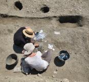 Les étudiants de l’université de Toulouse-Jean-Jaurès fouillent l’habitat gaulois des Ausci. Les trous visibles correspondent aux ancrages des poteaux des maisons en terre et en bois.