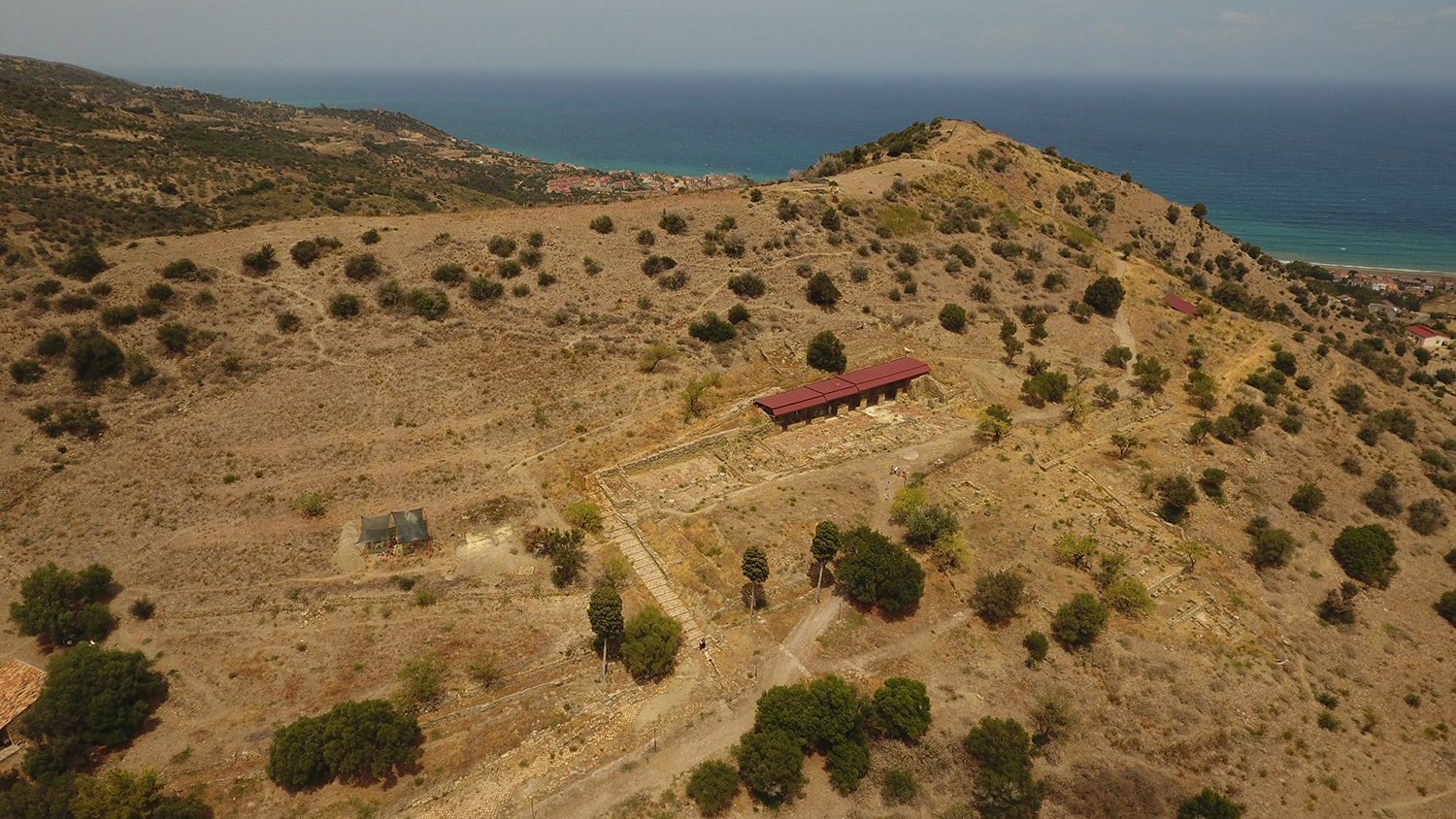 Vue a&eacute;rienne de l&rsquo;Acropole m&eacute;ridionale qui fait clairement apparaitre l&rsquo;arasement artificiel de la colline. 