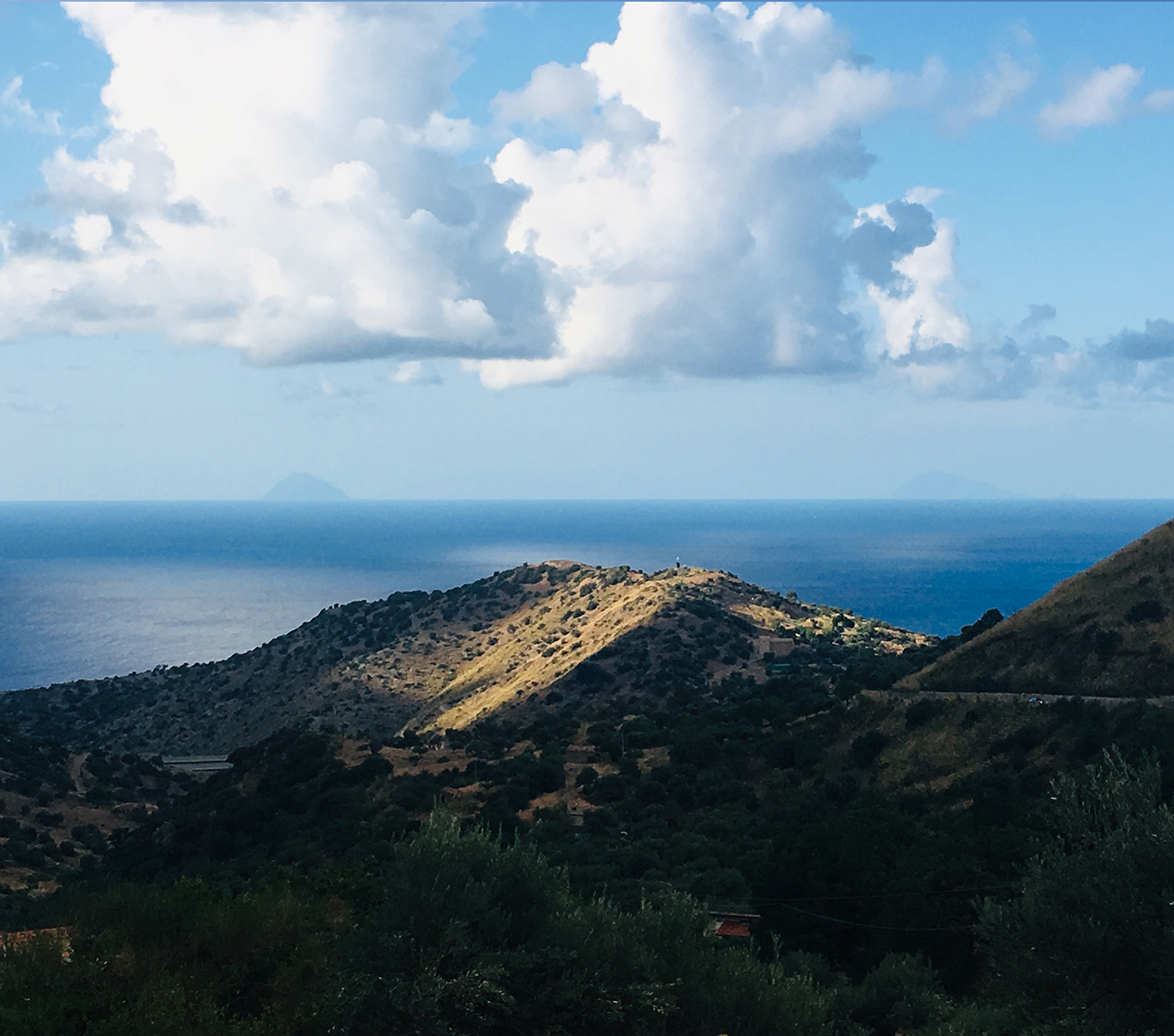 La colline d’Halaesa vue depuis la route de Tusa, à l’intérieur des terres. 