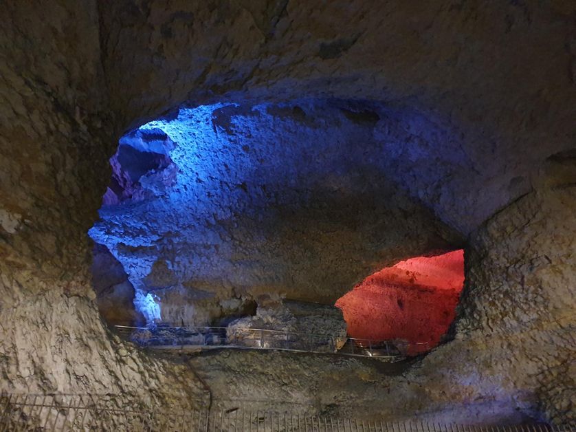 Vue d'un des passages de la partie am&eacute;nag&eacute;e de la grotte du Mas-d'Azil (Ari&egrave;ge).