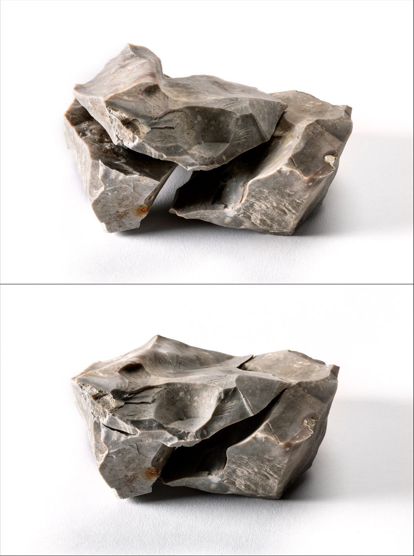 Reconstitution du bloc initial comme un puzzle en 3D (remontage). Cela montre que le site n&rsquo;a pas subi de perturbations majeures entre son enfouissement et sa d&eacute;couverte.