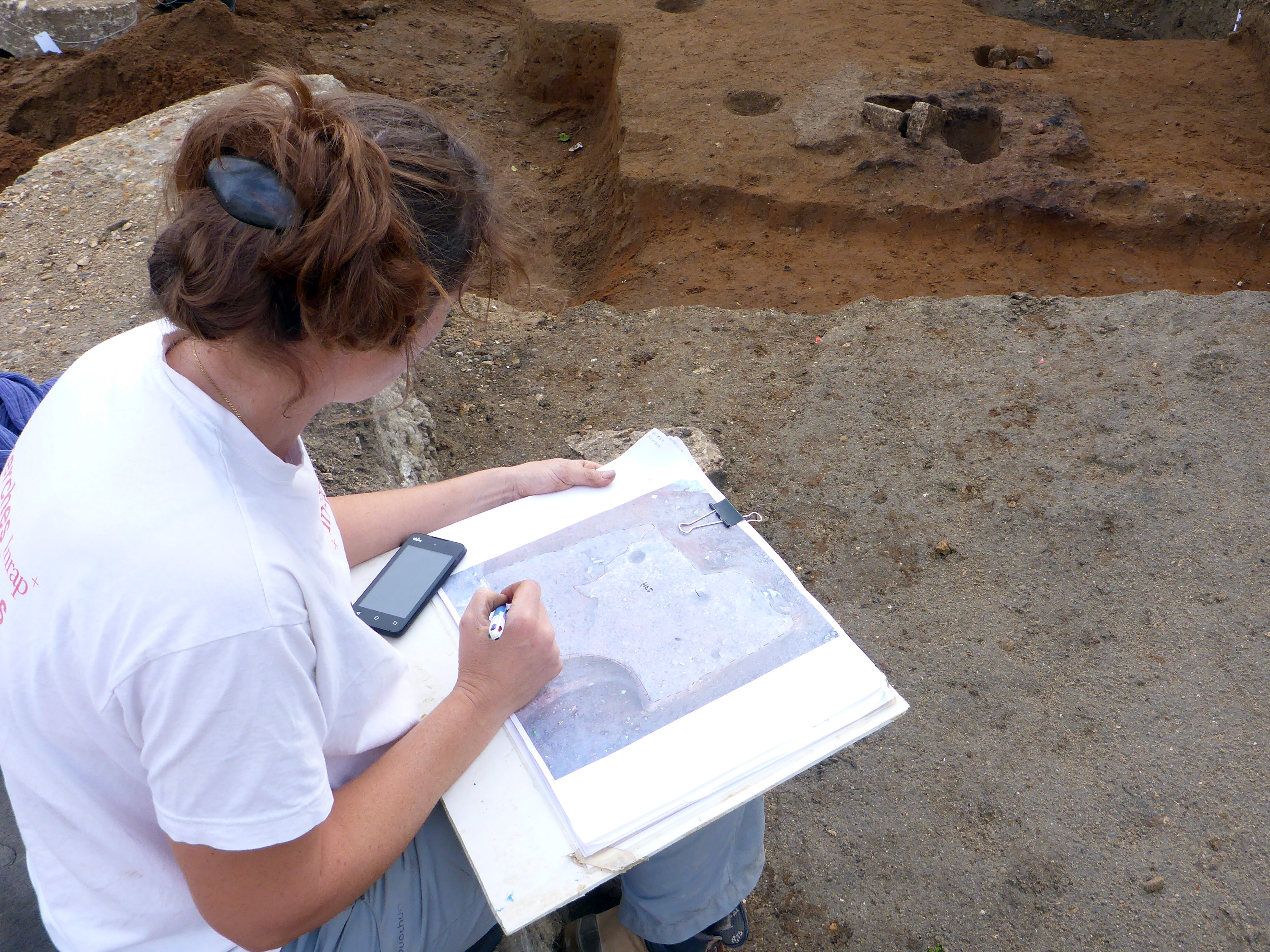 Fig.07. L&rsquo;enregistrement des vestiges sur le terrain des &agrave; l&rsquo;aide d&rsquo;une ortho-image imprim&eacute;e.